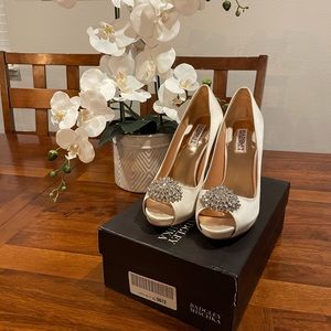 Badgley Mischka Jeannie Ivory Satin Women's Evening Platform Bridal Pumps US 9W